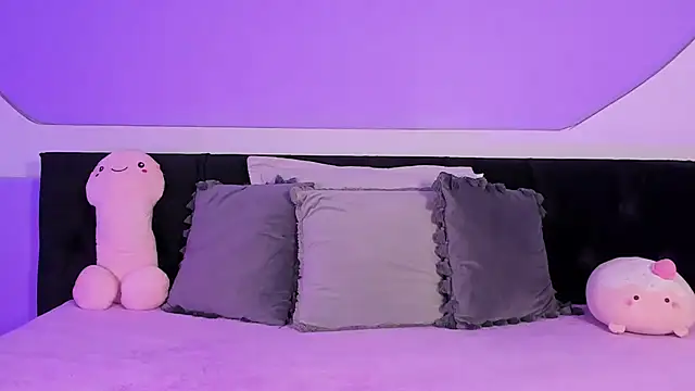 Julieta Cortes   online show from November 2025 12:50:02 PM