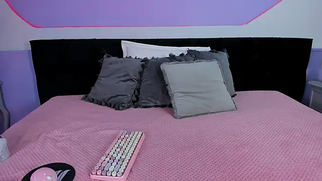 Julieta Cortes   online show from December 2025 11:59:01 AM