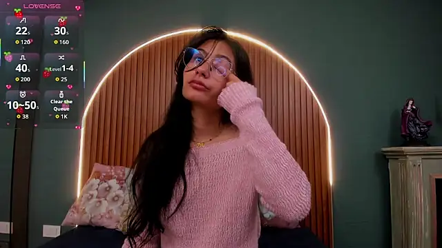 NayeCloud online show from November 2025 04:00:01 AM