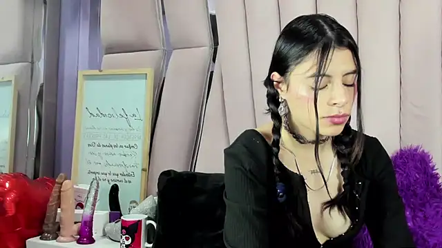 Snapshot of Sasha_Petitte chatting on September 2025 04:46:02 AM Sasha Petitte online show from September 2025 04:46:02 AM