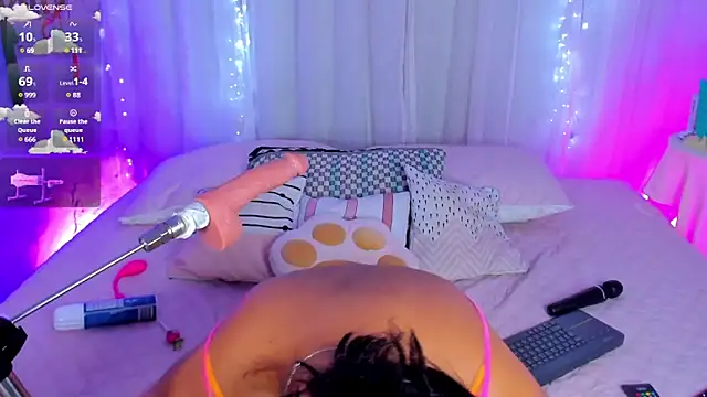 Snapshot of CuteRomi chatting on December 2024 10:19:01 AM CuteRomi online show from December 2024 10:19:01 AM