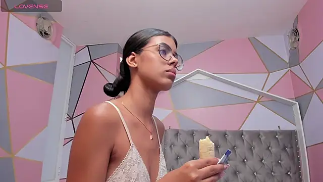 Isa little4u online show from February 2025 12:33:01 AM