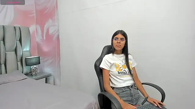 Isa little4u online show from February 2025 03:00:02 AM