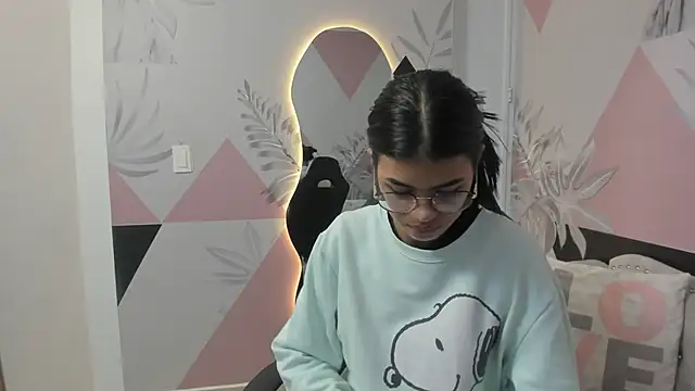 Isa little4u online show from March 2025 10:32:01 AM