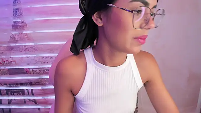 Isa little4u online show from September 2025 01:01:01 PM