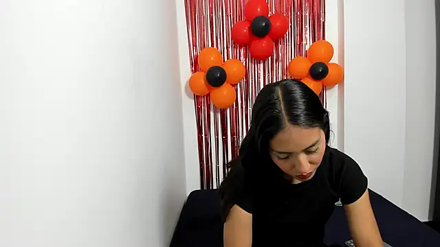 monse 02 online show from November 2025 02:17:02 PM