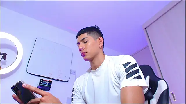 Snapshot of Valerio_20 chatting on May 2026 10:17:02 PM Valerio 20 online show from May 2026 10:17:02 PM