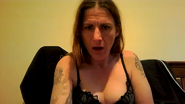 Snapshot of Steff8u chatting on December 2025 08:40:01 PM Steff8u online show from December 2025 08:40:01 PM