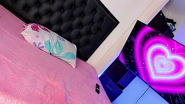 Snapshot of Maryonthemoon chatting on September 2025 04:06:02 AM Maryonthemoon online show from September 2025 04:06:02 AM