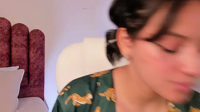 nahiapaws online show from December 2024 05:00:01 PM