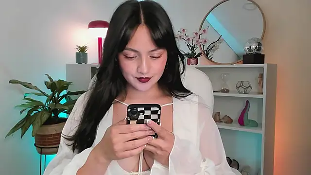 nahiapaws online show from July 2026 09:50:01 PM