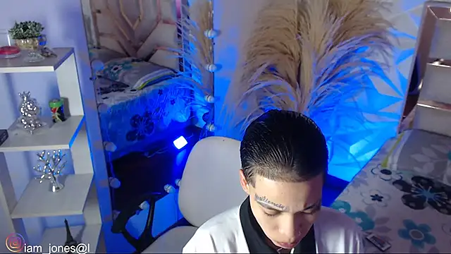 Jonesliam23 online show from March 2026 07:42:02 PM