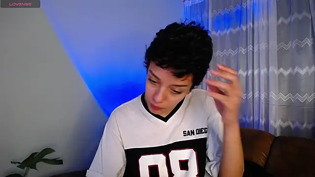 Snapshot of peyton_golden1 chatting on December 2024 03:15:01 AM peyton golden1 online show from December 2024 03:15:01 AM