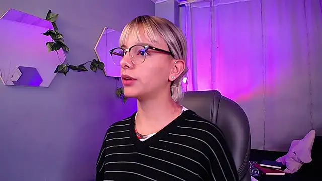 Snapshot of peyton_golden1 chatting on October 2025 03:42:02 AM peyton golden1 online show from October 2025 03:42:02 AM