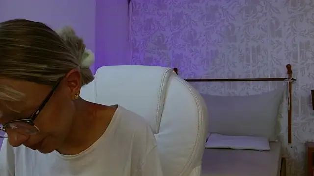 Snapshot of peyton_golden1 chatting on November 2025 03:43:02 AM peyton golden1 online show from November 2025 03:43:02 AM