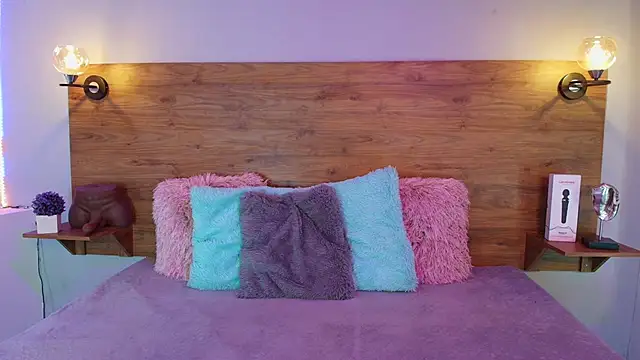 MOLLYWOODD online show from September 2025 01:15:02 PM