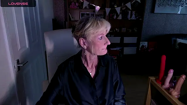 Snapshot of TopazCamgirl chatting on December 2024 01:12:01 PM TopazCamgirl online show from December 2024 01:12:01 PM