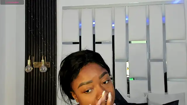 mia schwarz online show from December 2024 12:23:01 PM