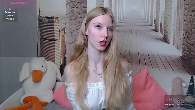 Cutieblondegirl online show from April 2026 04:48:01 PM