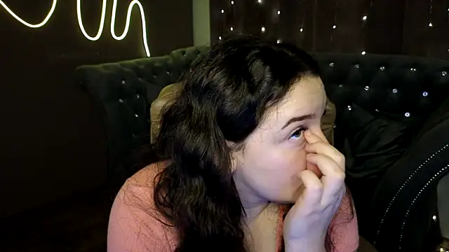 GloriNichols online show from December 2024 12:30:01 PM