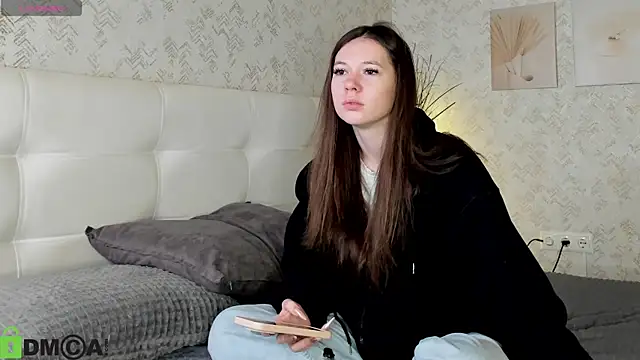 Nicole Charm online show from September 2025 08:00:02 PM