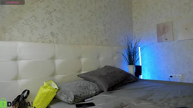 Nicole Charm online show from October 2025 09:15:01 PM