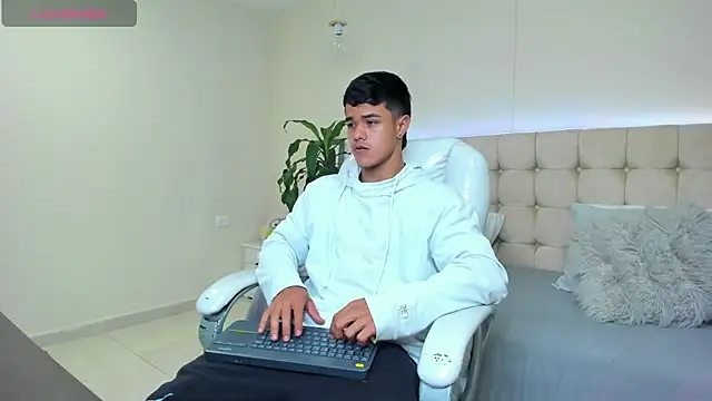 Rob saenz  online show from February 2025 03:22:01 AM