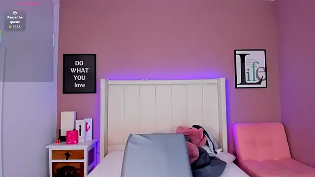 Britanymooree online show from November 2025 07:58:01 PM