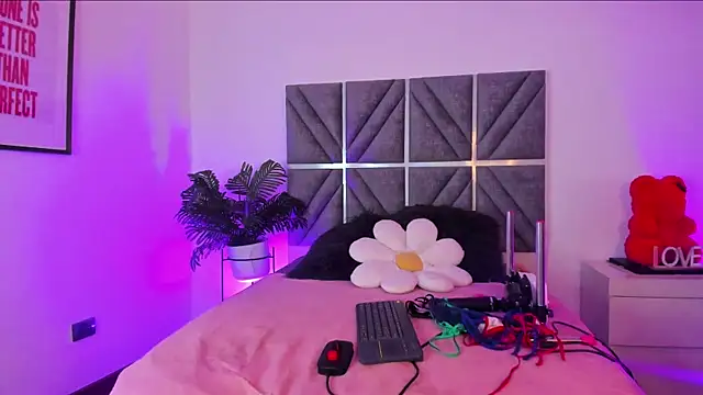 Laura Dicardy online show from March 2026 07:57:02 PM