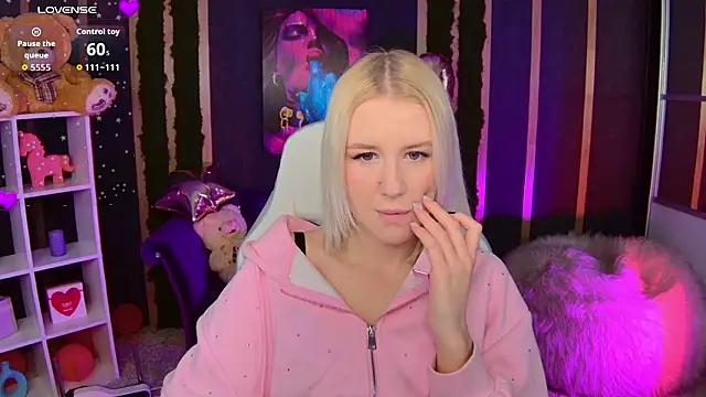 Snapshot of Selenatrend chatting on March 2026 12:11:01 PM Selenatrend online show from March 2026 12:11:01 PM