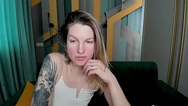 EmilyWalkeri online show from April 2026 07:03:02 AM