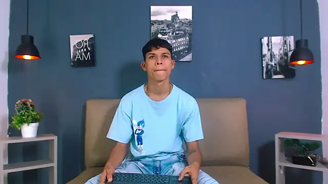 Snapshot of Levis_Montes chatting on December 2024 12:49:02 PM Levis Montes online show from December 2024 12:49:02 PM