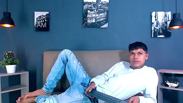 Snapshot of Levis_Montes chatting on December 2024 01:39:02 PM Levis Montes online show from December 2024 01:39:02 PM