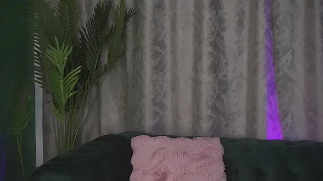 FoxieJullia online show from February 2025 11:10:02 AM