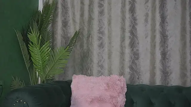 FoxieJullia online show from March 2025 05:11:02 AM