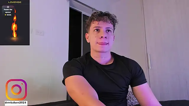 Snapshot of DerekOlsen chatting on October 2025 02:45:02 AM DerekOlsen online show from October 2025 02:45:02 AM