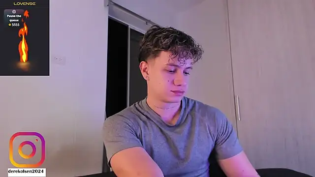 Snapshot of DerekOlsen chatting on October 2025 02:33:01 AM DerekOlsen online show from October 2025 02:33:01 AM