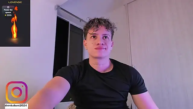 Snapshot of DerekOlsen chatting on October 2025 02:45:01 AM DerekOlsen online show from October 2025 02:45:01 AM