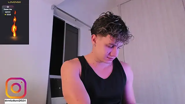 Snapshot of DerekOlsen chatting on October 2025 02:41:01 AM DerekOlsen online show from October 2025 02:41:01 AM