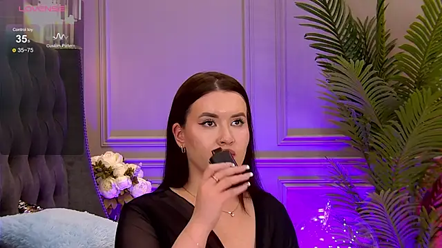 TrishaWinslet online show from February 2025 01:01:01 PM