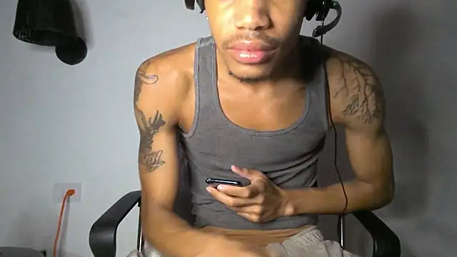 Snapshot of Skinnyblackman chatting on June 2026 02:33:01 AM Skinnyblackman online show from June 2026 02:33:01 AM