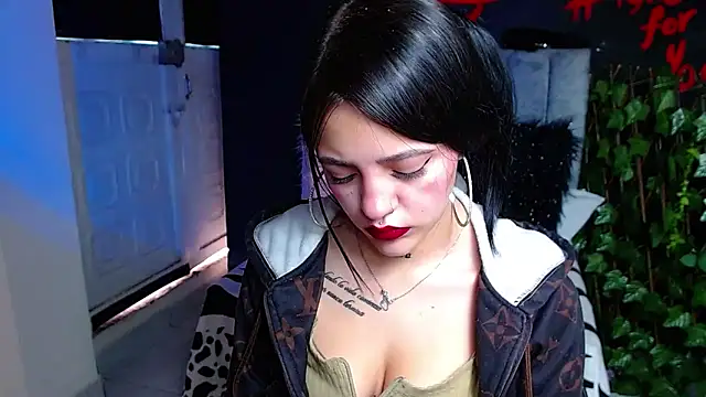 Snapshot of Violettasquirt chatting on April 2026 02:21:01 PM Violettasquirt online show from April 2026 02:21:01 PM