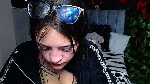 Snapshot of Violettasquirt chatting on April 2026 01:46:01 PM Violettasquirt online show from April 2026 01:46:01 PM