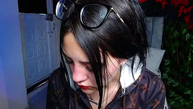 Snapshot of Violettasquirt chatting on April 2026 02:43:02 PM Violettasquirt online show from April 2026 02:43:02 PM