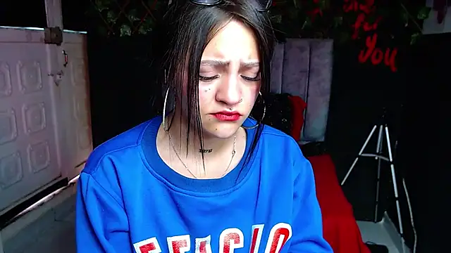 Snapshot of Violettasquirt chatting on May 2026 01:38:01 PM Violettasquirt online show from May 2026 01:38:01 PM