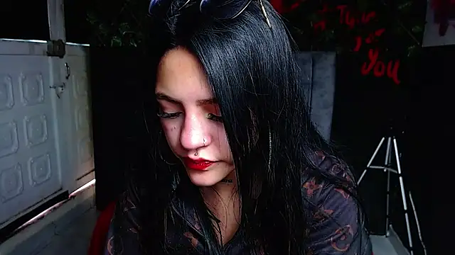 Snapshot of Violettasquirt chatting on May 2026 01:28:01 PM Violettasquirt online show from May 2026 01:28:01 PM