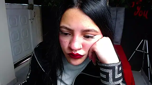 Snapshot of Violettasquirt chatting on May 2026 01:51:02 PM Violettasquirt online show from May 2026 01:51:02 PM