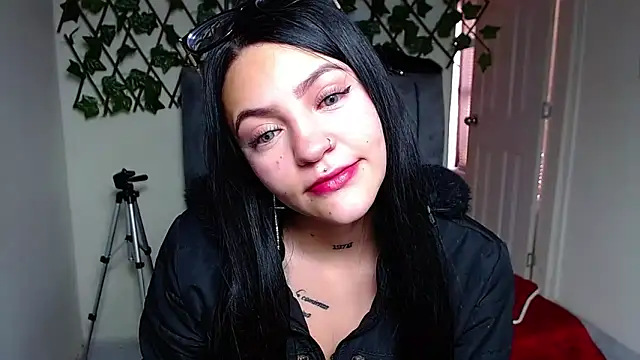 Snapshot of Violettasquirt chatting on May 2026 01:39:01 PM Violettasquirt online show from May 2026 01:39:01 PM