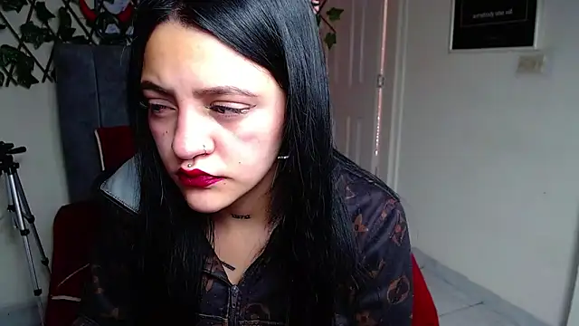Snapshot of Violettasquirt chatting on May 2026 02:02:02 PM Violettasquirt online show from May 2026 02:02:02 PM