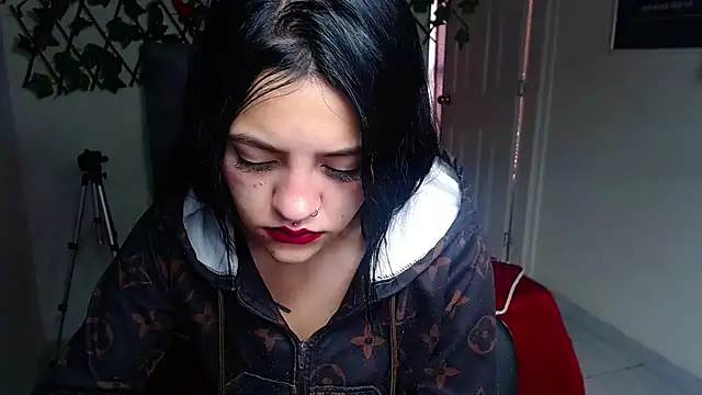 Snapshot of Violettasquirt chatting on May 2026 01:08:01 PM Violettasquirt online show from May 2026 01:08:01 PM